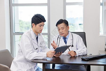 在办公室讨论的的两名男医生背景图片
