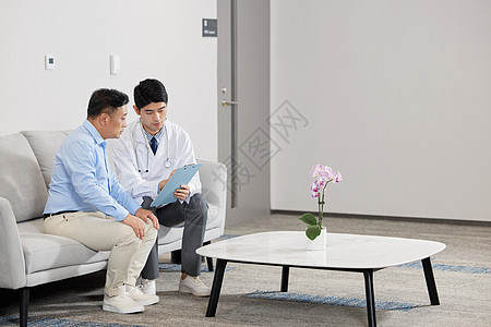 医生与患者在医院大厅交谈图片