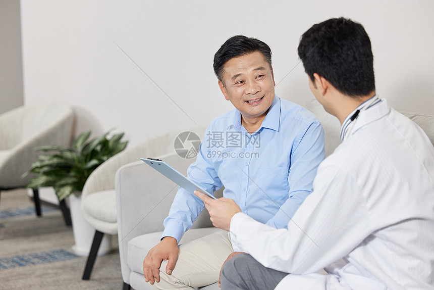 男医生与患者在医院大厅交流高清图片下载-正版图片502506836-摄图网
