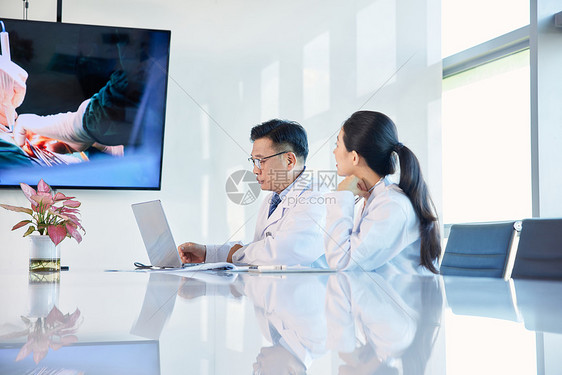 在会议室聊天的医生图片
