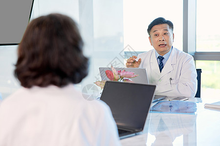 会议室交流沟通的医生图片