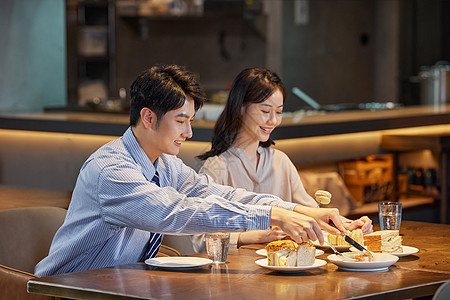 办公美食酒店餐厅享受美食的年轻人背景