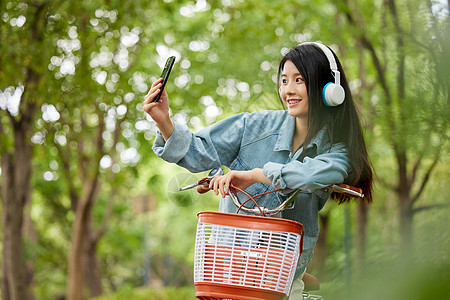 文艺美女户外骑行自拍图片