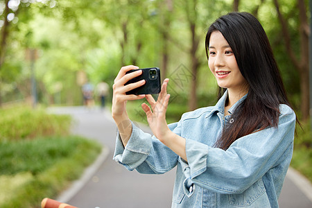 初秋户外骑行的文艺美女图片