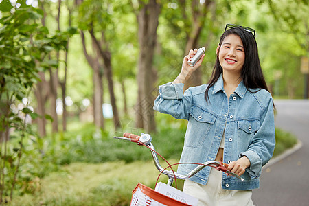 室外骑行的美女使用补水喷雾图片