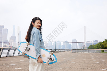 玩滑板的女性图片