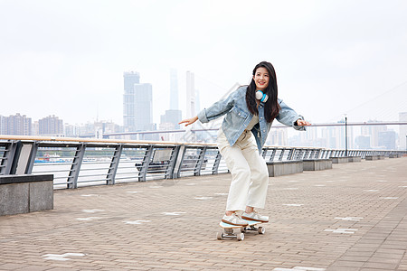 女人玩滑板街头时尚美女玩滑板背景