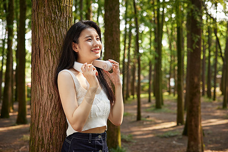 在树林里散步的美女图片