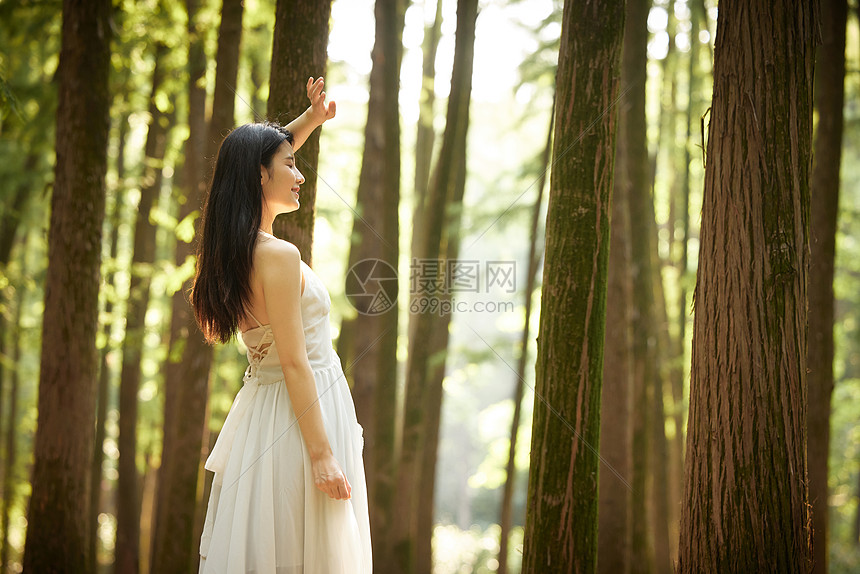 树林里穿白色长裙的女性图片