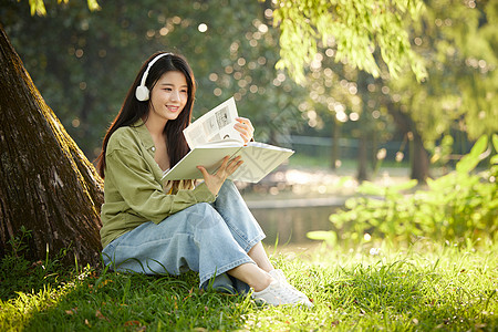 森系女孩室外看书的女性享受阳光背景