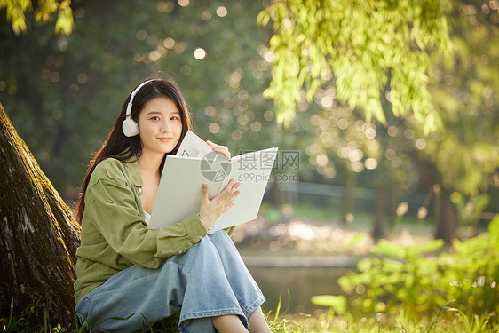 室外看书休息的女性享受阳光图片