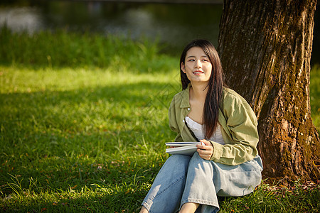 户外休息的女性享受阳光图片