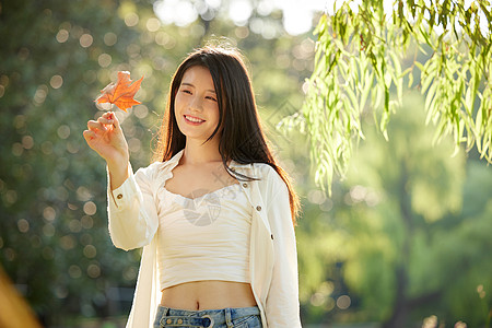 野餐外出郊游的年轻女性背景