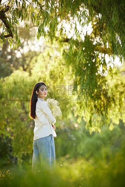 初秋郊游玩耍的年轻女性图片