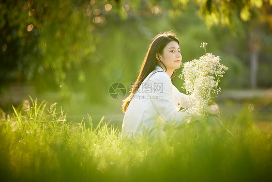 初秋郊游的年轻女性图片