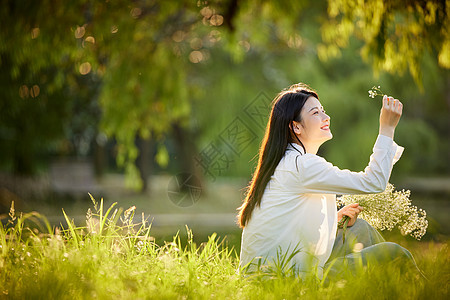 初秋郊游的青年女性图片