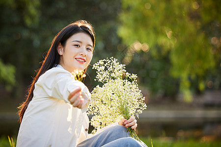 初秋郊游的青年女性背景图片