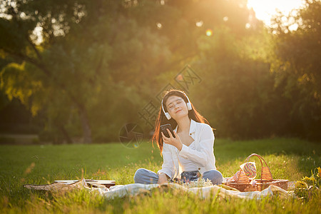 户外休闲戴耳机的年轻女性图片