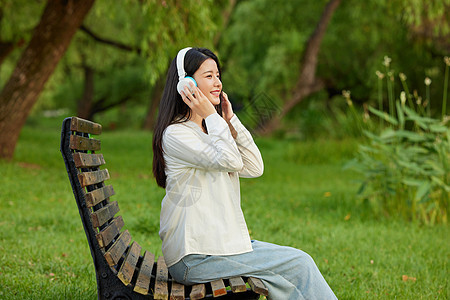 户外休闲戴耳机的年轻女性图片