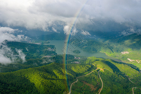 山峰的雨后彩虹背景图片