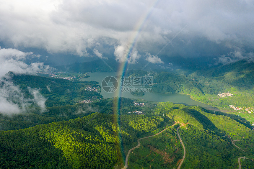 山峰的雨后彩虹图片