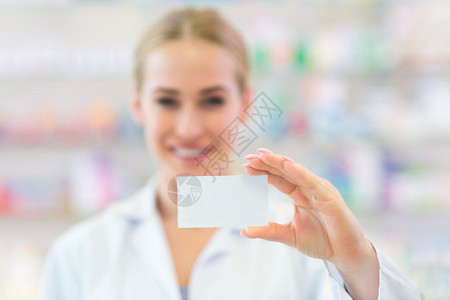 拿着空白卡片的女药剂师图片