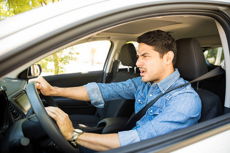 愤怒的司机在开车时按喇叭和尖叫高清图片免费下载发怒生气的商务形象