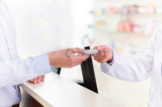 药店通过信用卡支付费用图片