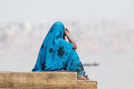 一名身份不明的印度妇女身着蓝色沙里图片