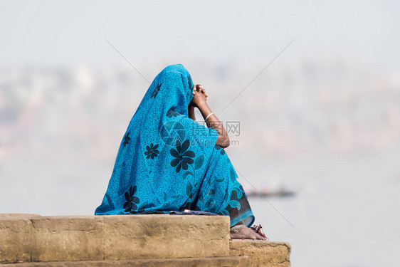 一名身份不明的印度妇女身着蓝色沙里图片