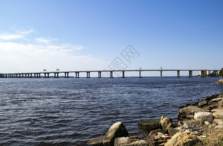 FullerWarrenBridge是一座有前卫的混凝土螺旋桥承载I95横跨圣约翰斯河在佛罗里达图片