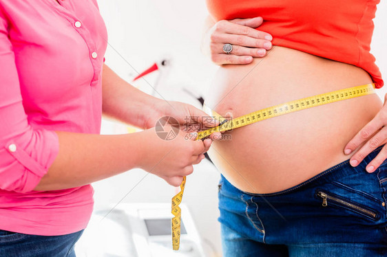 医生给孕妇测量肚围图片