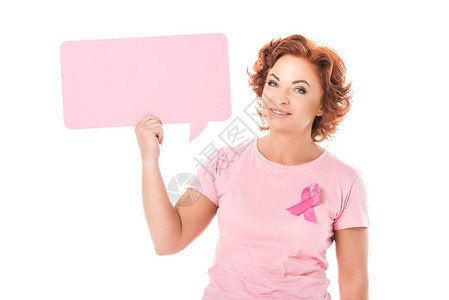 中年妇女身穿粉色T恤图片