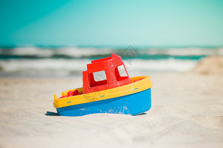 沙滩上的玩具船图片