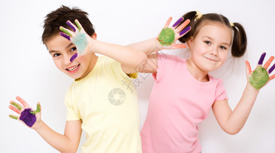 可爱的男孩和女孩展示她的手涂上鲜艳的颜色图片