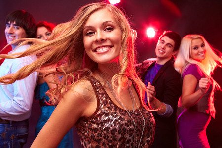 一位金发年轻女孩在派对上跳舞图片