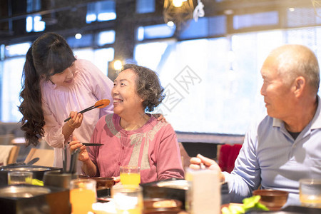 一起吃午餐的幸福亚洲家庭图片