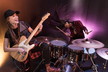 带着鼓架和电吉他在舞台上演奏摇滚音乐会背景图片