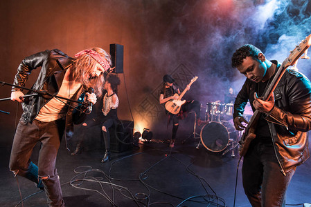 年轻摇滚乐队和摇滚乐队在舞台上演图片