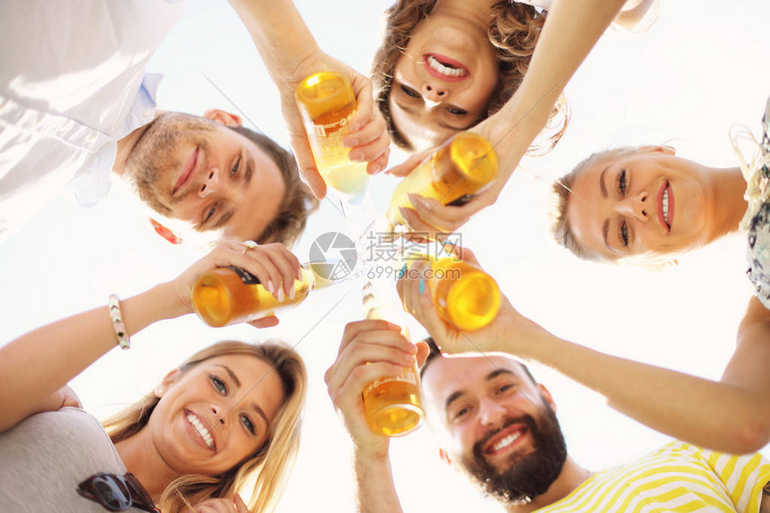 年轻人在户外喝着饮料玩耍高清图片下载-正版图片502511045-摄图网