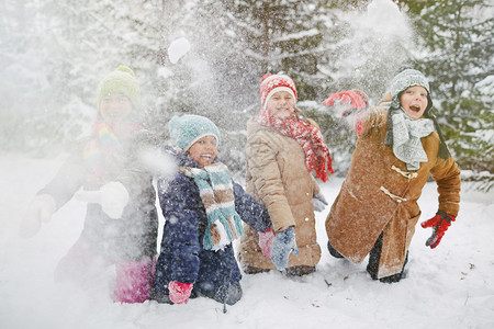 在公园玩雪球的冬天穿冬图片