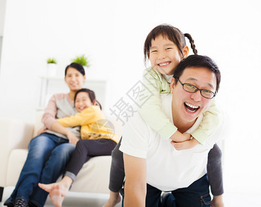 客厅里的快乐亚洲家庭图片