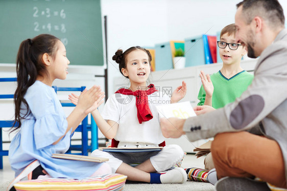 勤奋的中小学生一心意地学习押韵图片