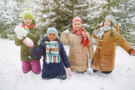 在冬季公园玩雪球的图片