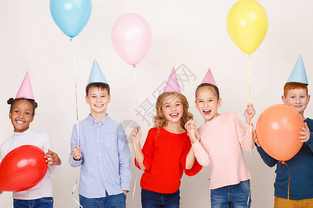 有气球的孩子在生日派对上玩得背景图片