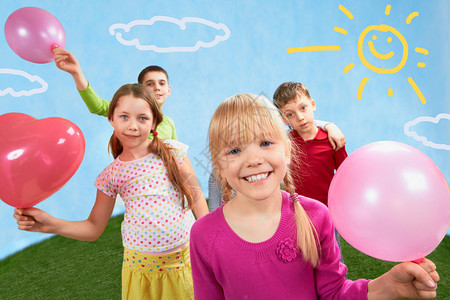儿童将气球与女孩放图片