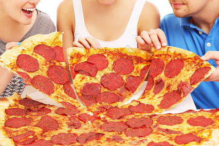 一群朋友吃披萨的照片图片