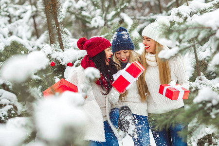 一群美丽的冬季女友用新年礼物嘲笑冬季背景漂亮的女人在图片