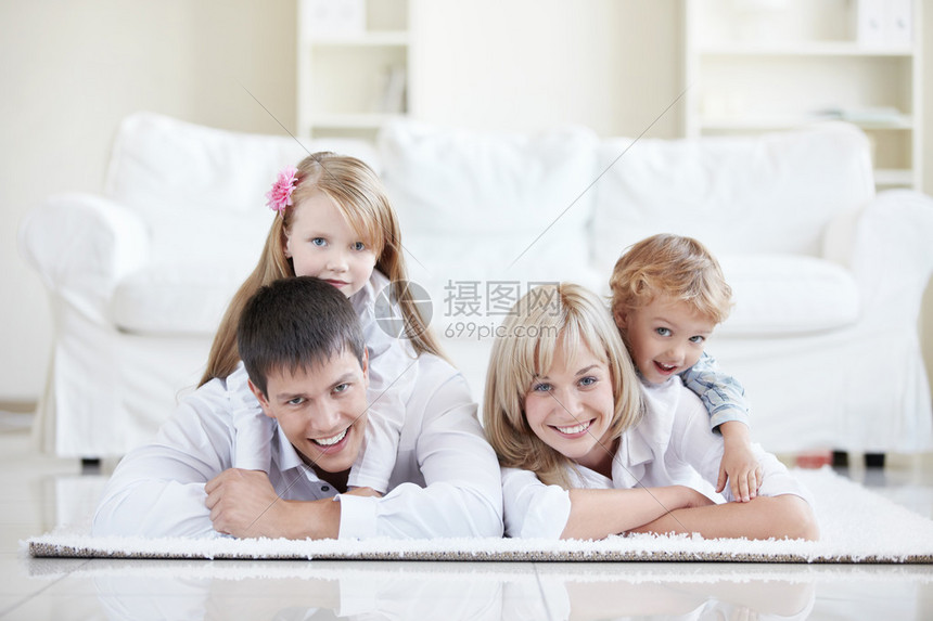 有孩子的快乐的父母在家图片