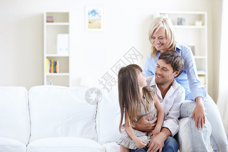 年轻的父母带着年幼的女儿在家图片